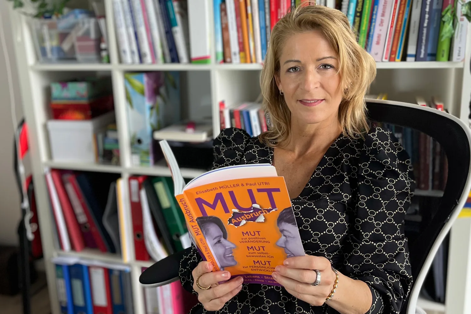 Elisabeth Beirer mit dem Buch Mut-Ausbruch